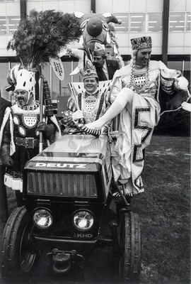Kölner Dreigestirn 1980 auf Traktor (Schwar-Weiß)