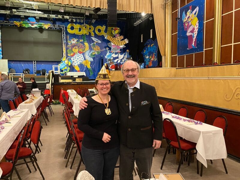 Präsident Michael Jung mit Vanessa Rauw im großen Saal des Sartory