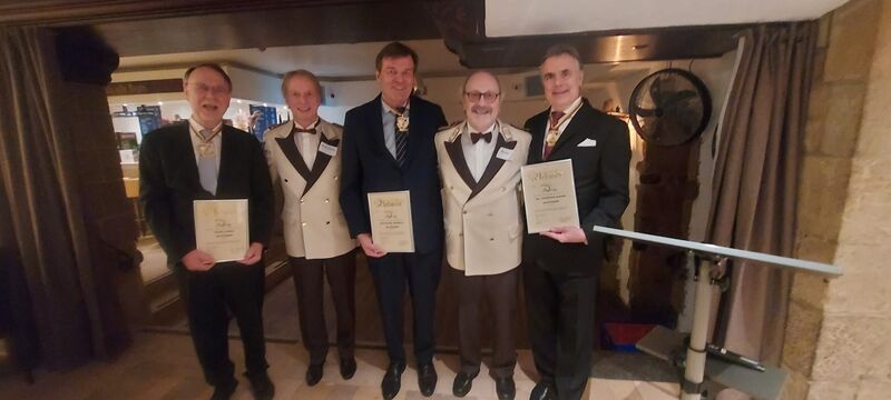 Peter Harris, Dr. Thomas Kleine und Wolfgang Männich mit Urkunde zum Vereinsbeitritt