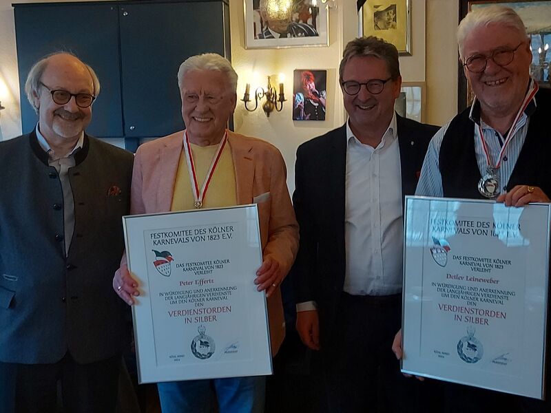 Peter Effertz und Detlef Leinweber mit Festkommiteeurkunde für ihre längjährige Verdienste