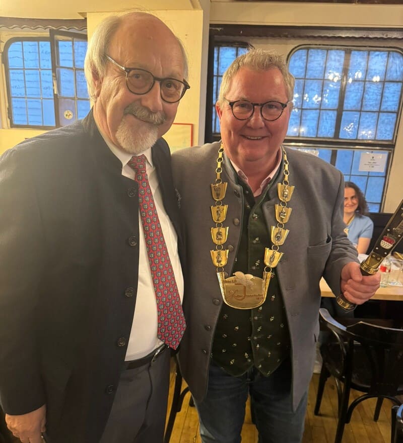 Michael Jung (rechts) übergibt das Zepter des Präsidenten an Ralf Käsgen. 