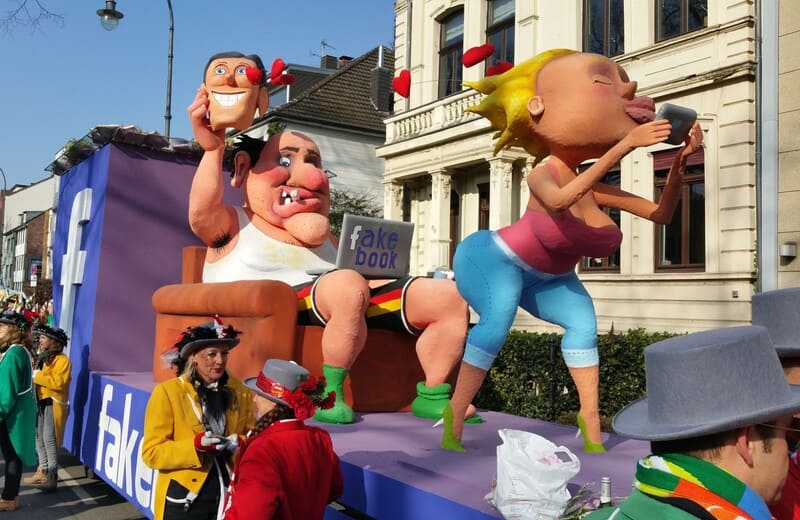 Innenstädter vor ihrem Wagen im Rosenmontagszug